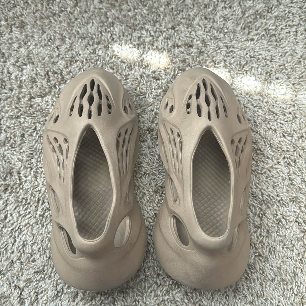 yeezy foam runner size 5 men’s.